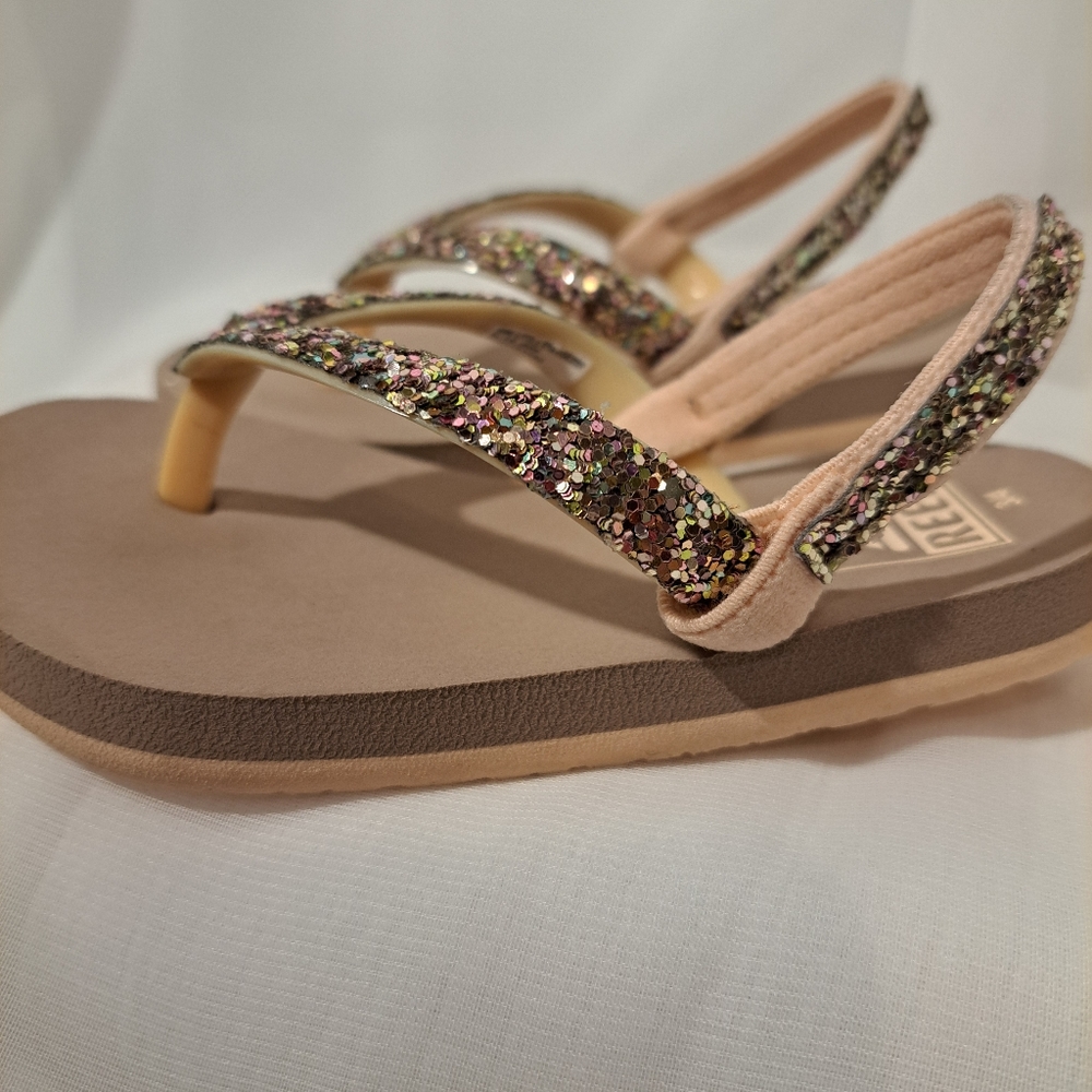 Reef sandals for girls in salmon and brown in size 3/4.